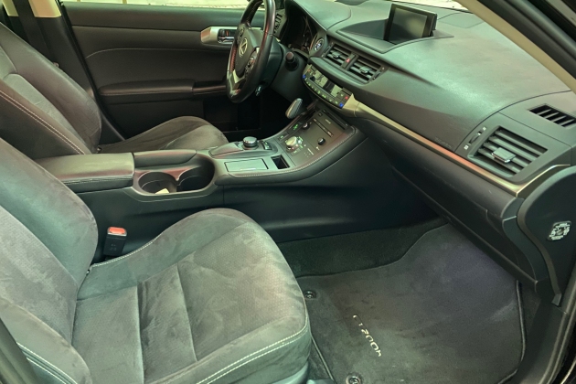 Lexus CT200h automobilių nuoma