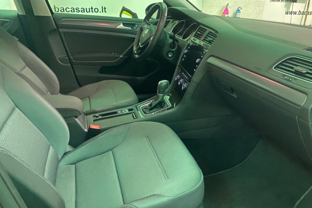 Volkswagen Golf automobilių nuoma