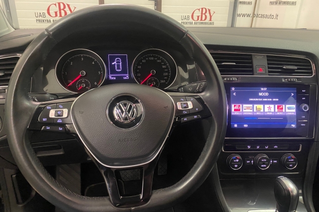 Volkswagen Golf automobilių nuoma